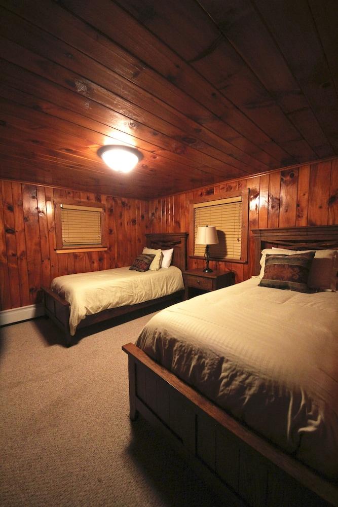 Getaway Minutes from Hunter & Windham Mountain Pet Policy