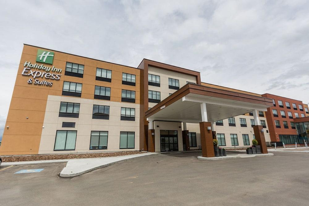 Pet Friendly Holiday Inn Express & Suites Edmonton N - St. Albert an IHG Hotel
