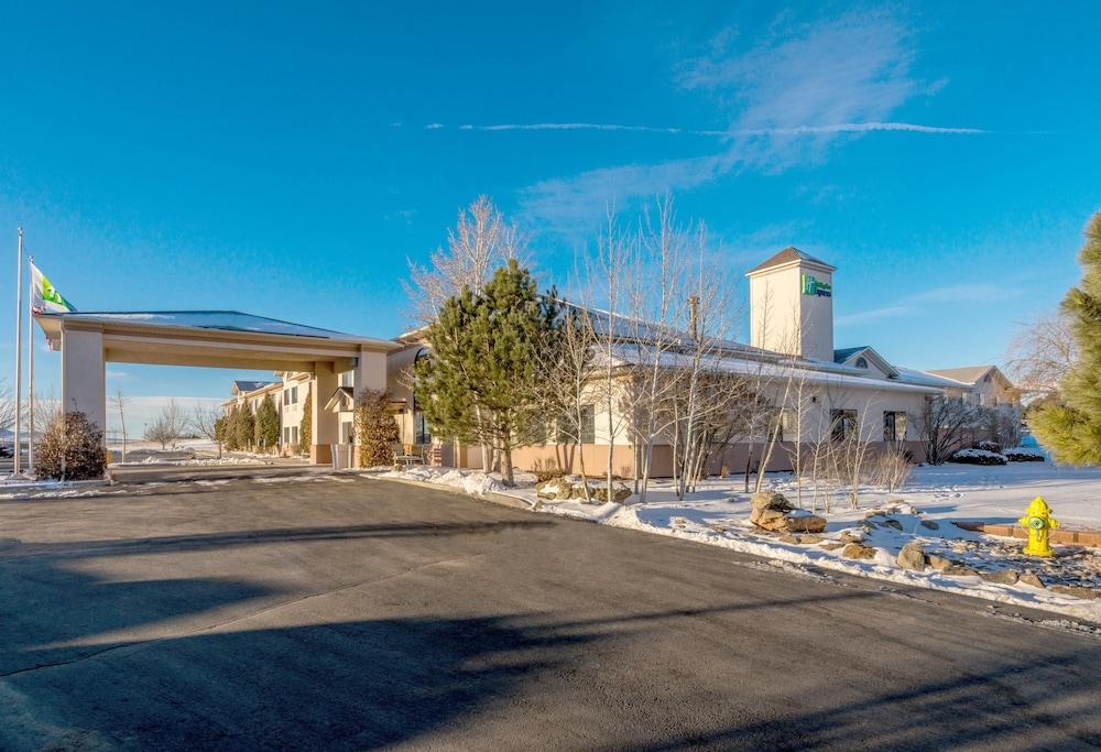 Pet Friendly Holiday Inn Express Hotel & Suites Raton an IHG Hotel