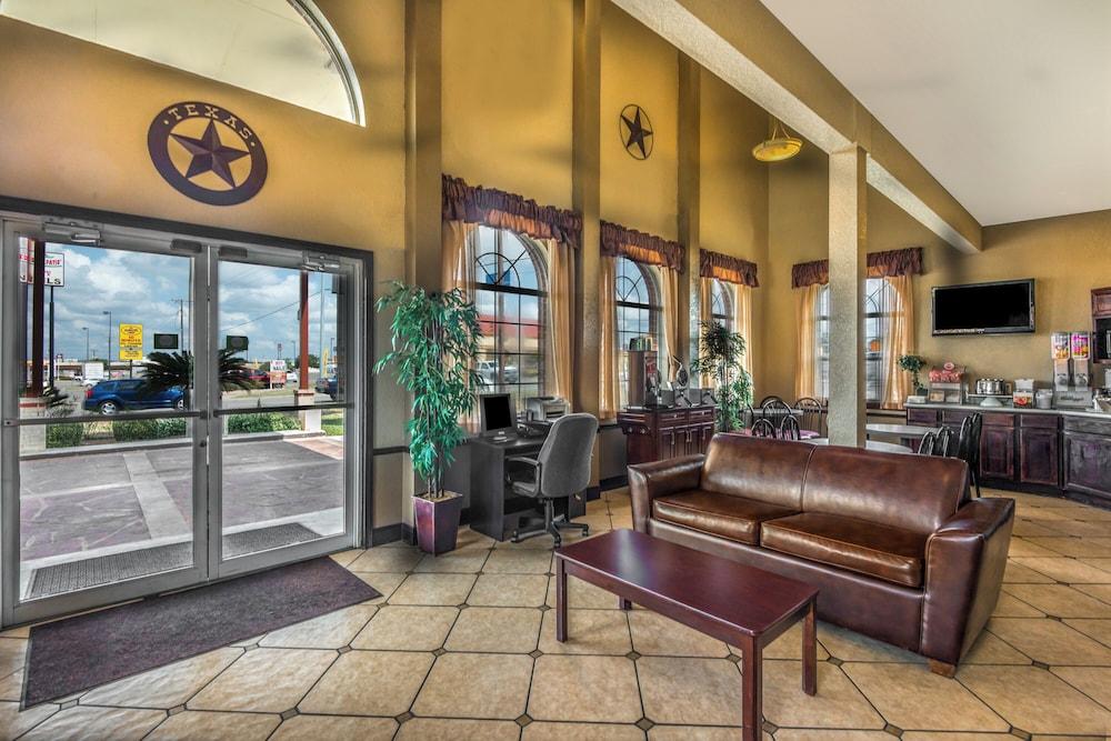 Pet Friendly Hill Country Inn & Suites New Braunfels - Gruene