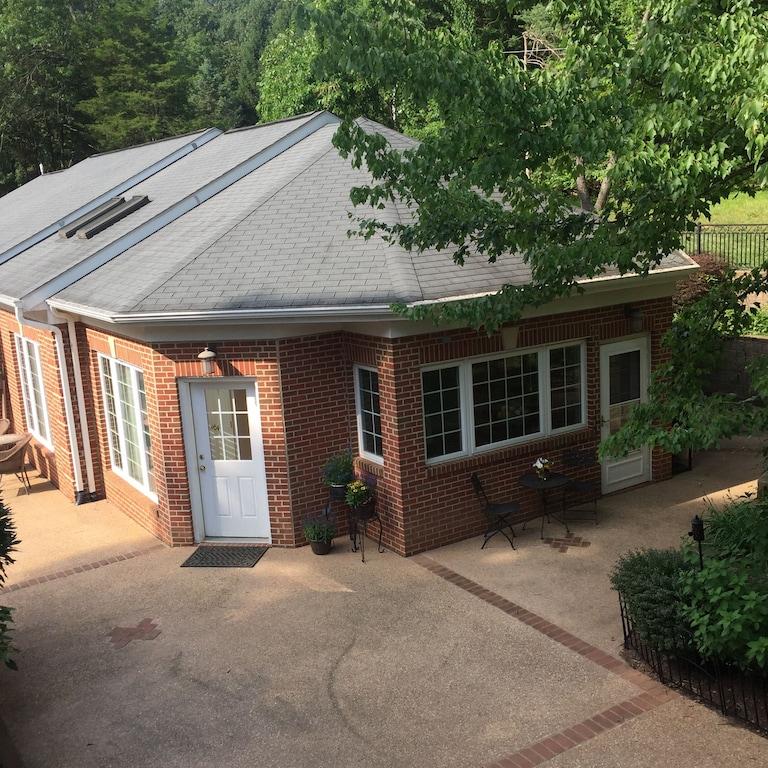 Charming Cottage Convenient to Leesburg Pet Policy