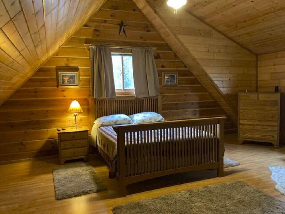 Pet Friendly Comfy Cozy Log Cabin with Spectacular View