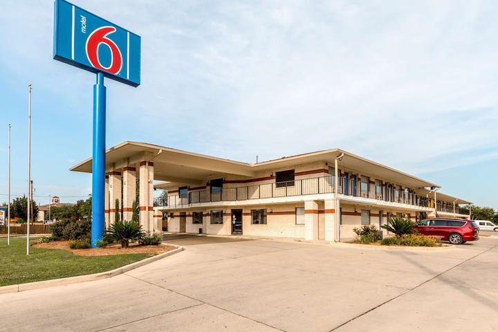 Pet Friendly Motel 6 San Antonio TX - South WW White Rd