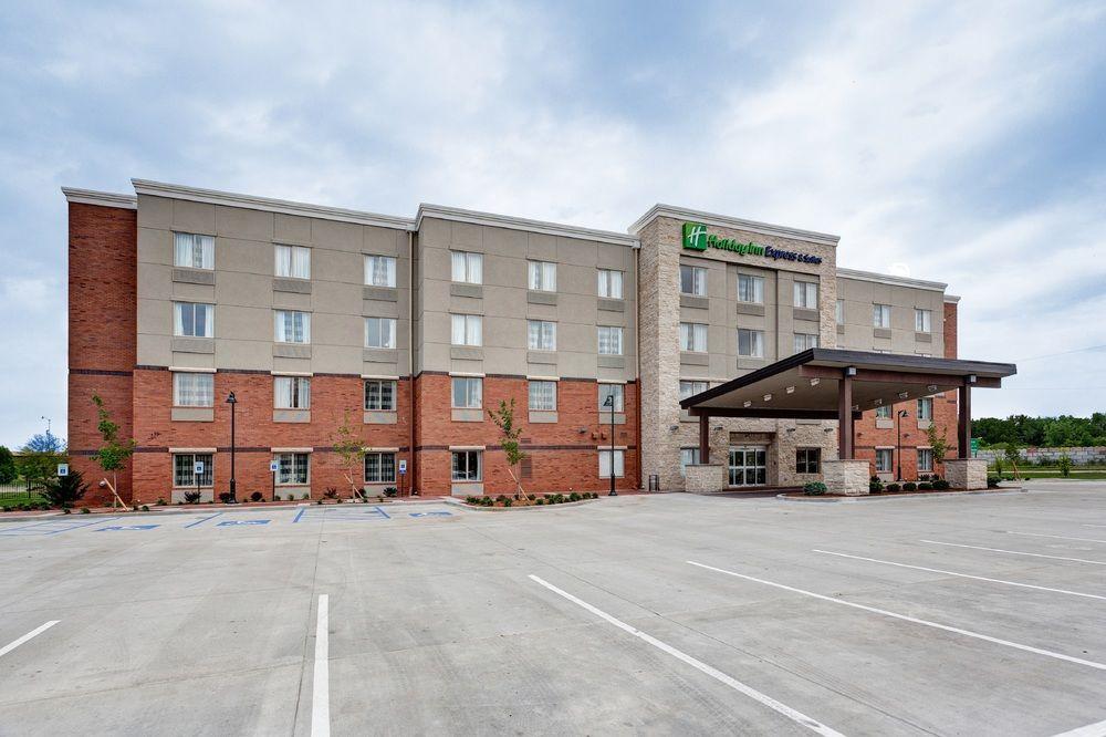Holiday Inn Express Suites Manhattan Pet Policy