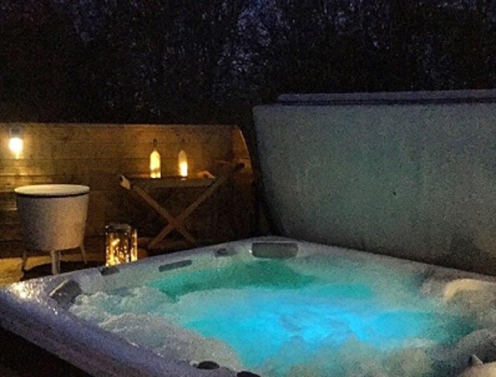 Pet Friendly Woodys Lodge with Deluxe Hot Tub
