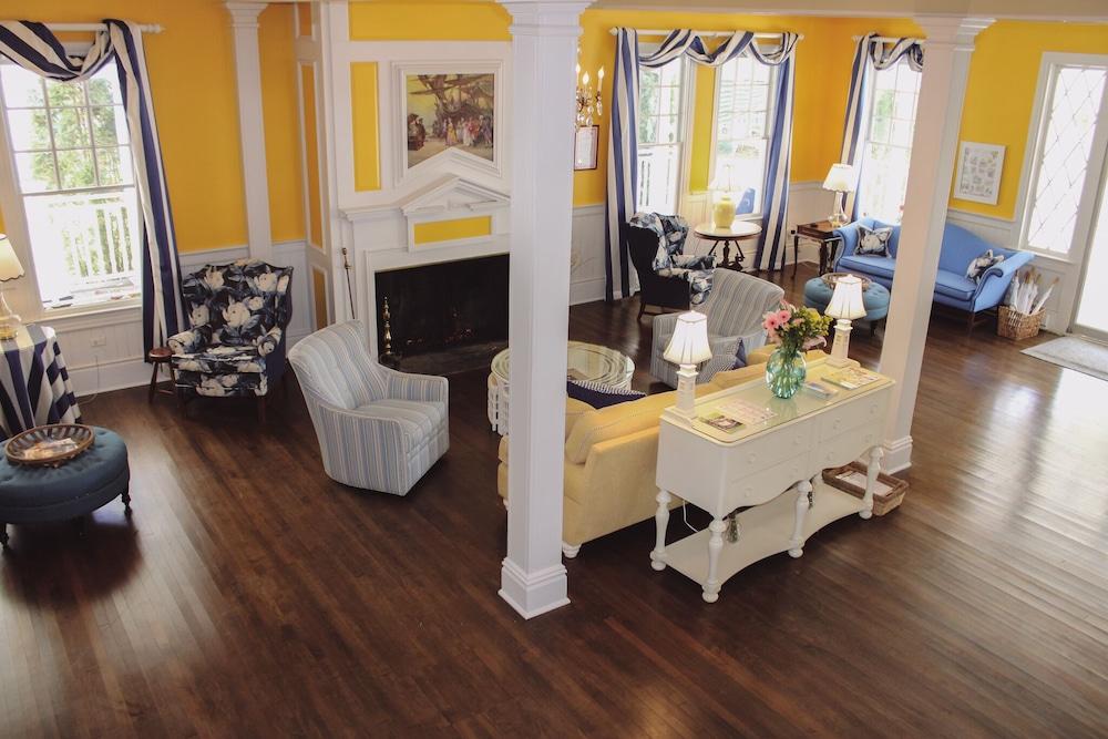 Colonial Inn in Harbor Springs Pet Policy