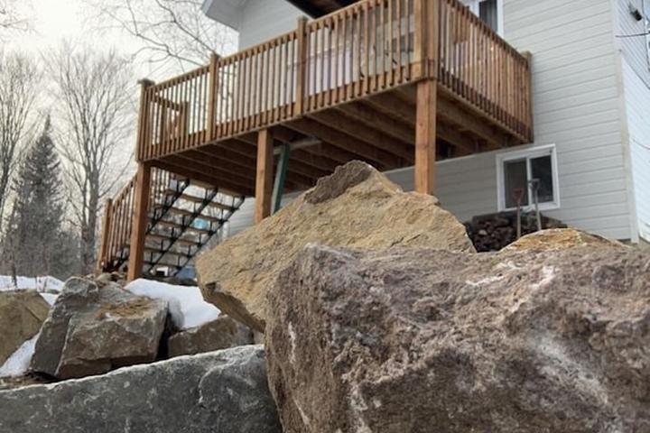Pet Friendly Chalet with Fireplace Close to Hiking Trails
