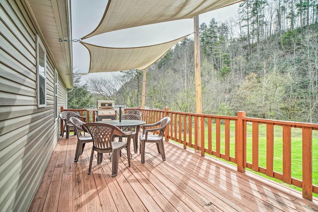 Cozy Home with Deck & Grill Close to Dollywood Pet Policy