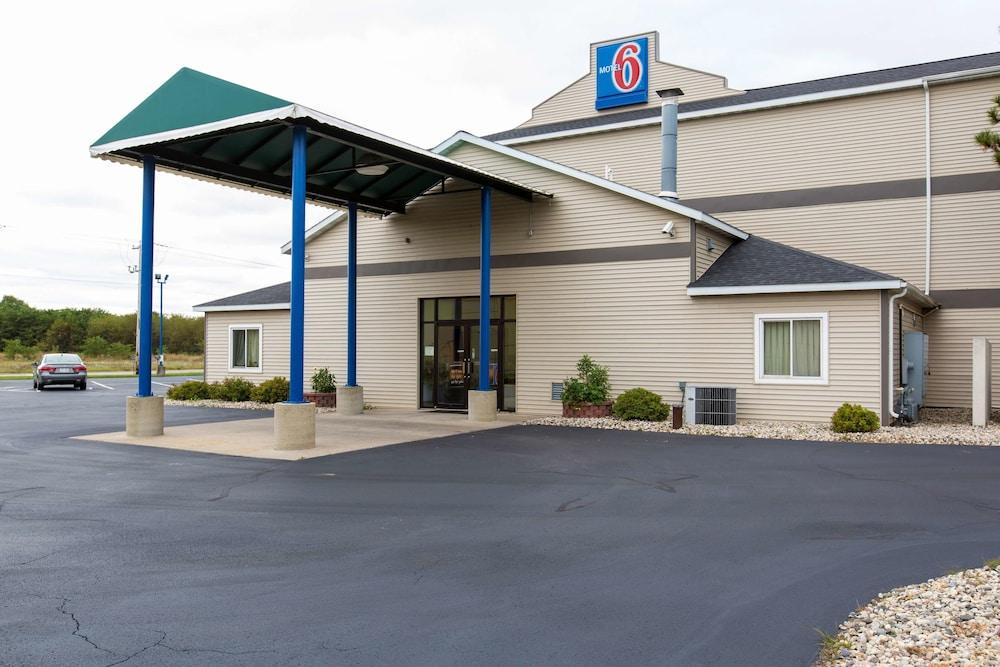 Pet Friendly Motel 6-Baraboo, WI - Lake Delton-Wisconsin Dells