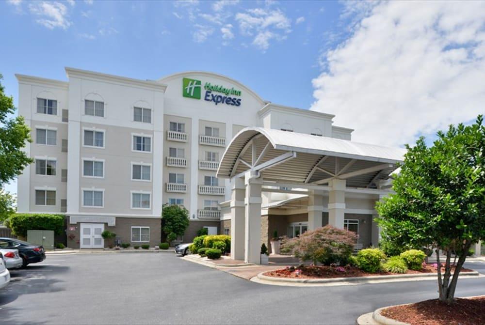Pet Friendly Holiday Inn Express Hotel & Suites Mooresville - Lake Norman an IHG Hotel