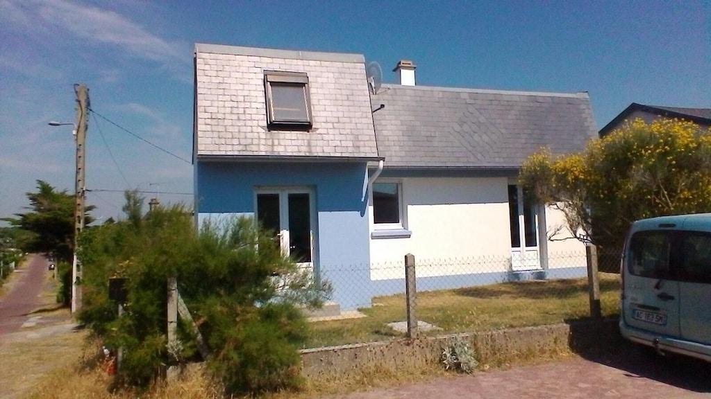 Pet Friendly 2nd Line House 10 Meters from the Sea-Free Wifi