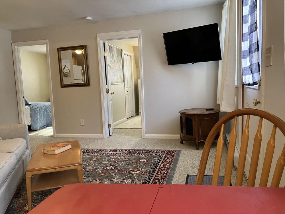 Pet Friendly Tidy 2-Bedroom with Parking