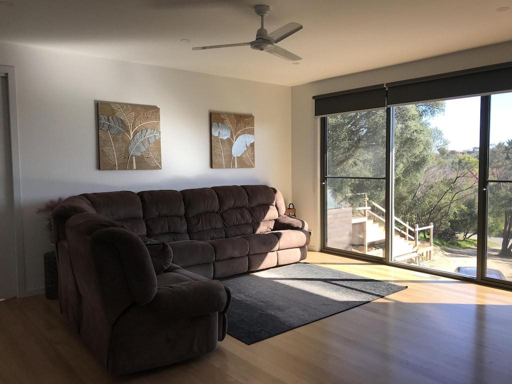 Modern Coastal Hideaway on Mornington Peninsula Pet Policy