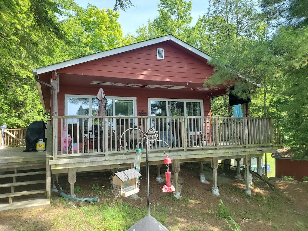 Pet Friendly Private 3-Bedroom Cottage on Beautiful Lake