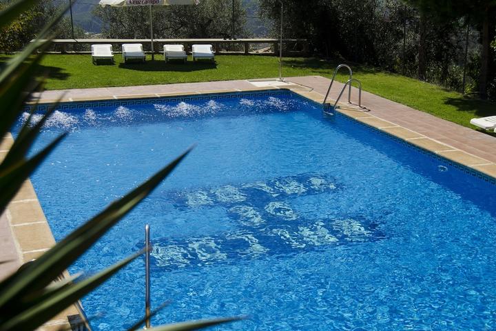 Pet Friendly Self Catering Cottage with Communal Pool