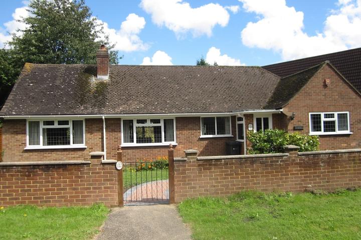 Pet Friendly 4-Bedroom Chalet Bungalow in Guildford