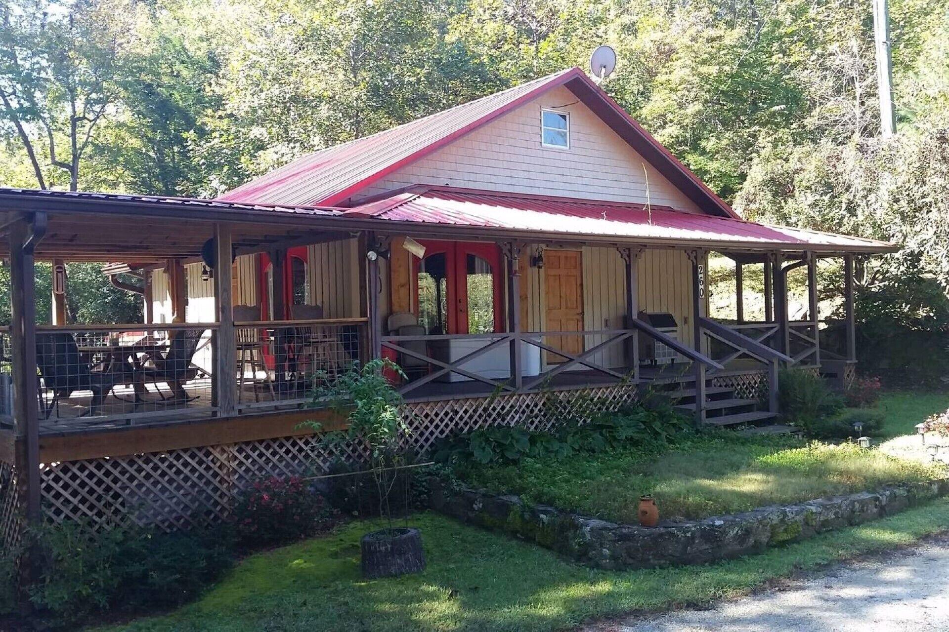Pet Friendly Henry's Red Roof Cabin