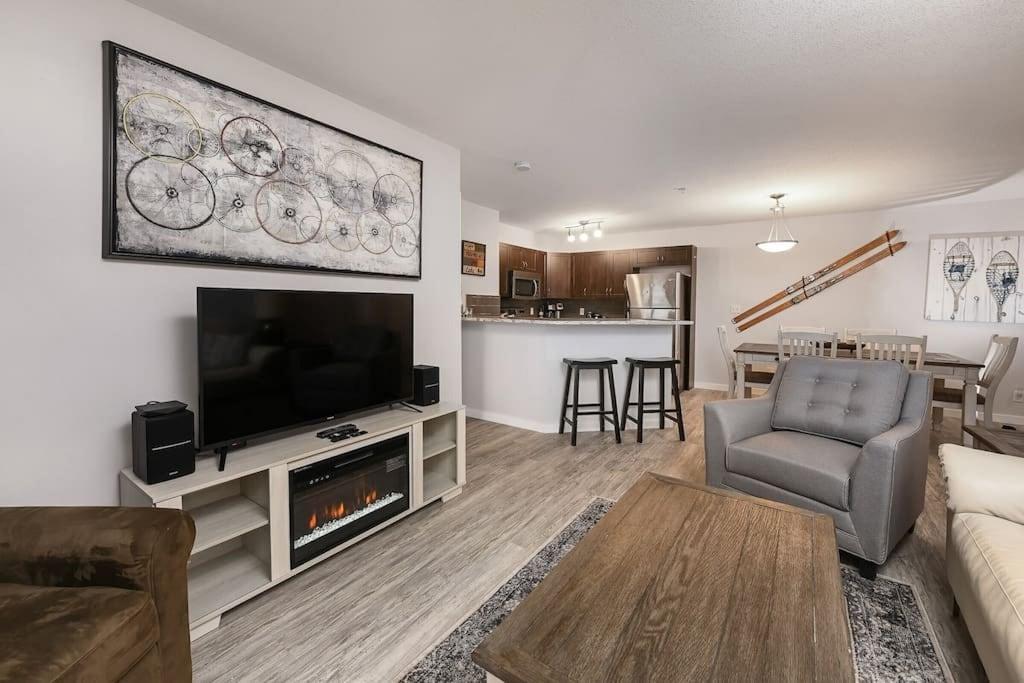 Pet Friendly Chinook Pointe with Pool & Hot Tub