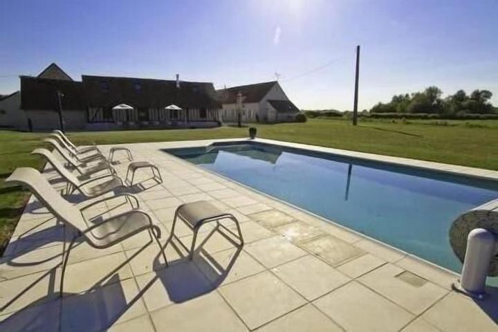Pet Friendly Lovely 10BR Sologne Dwelling with Pool