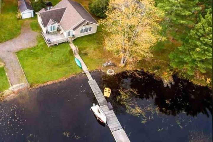 Pet Friendly Waterfront Cottage with Private Boat Launch