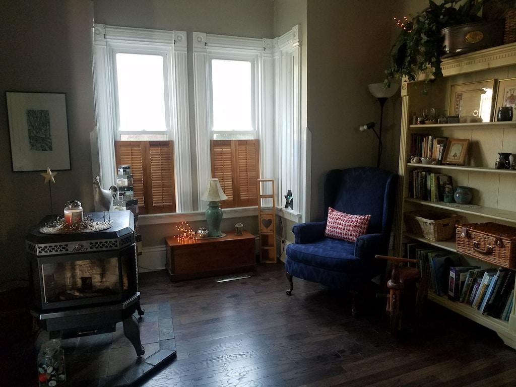 Pet Friendly 4/2 House with Fenced Yard