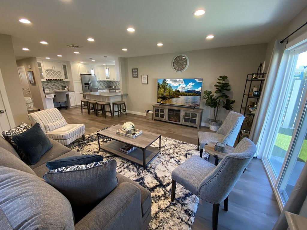 Burbank Luxury 2Story Home with Amazing Views Pet Policy