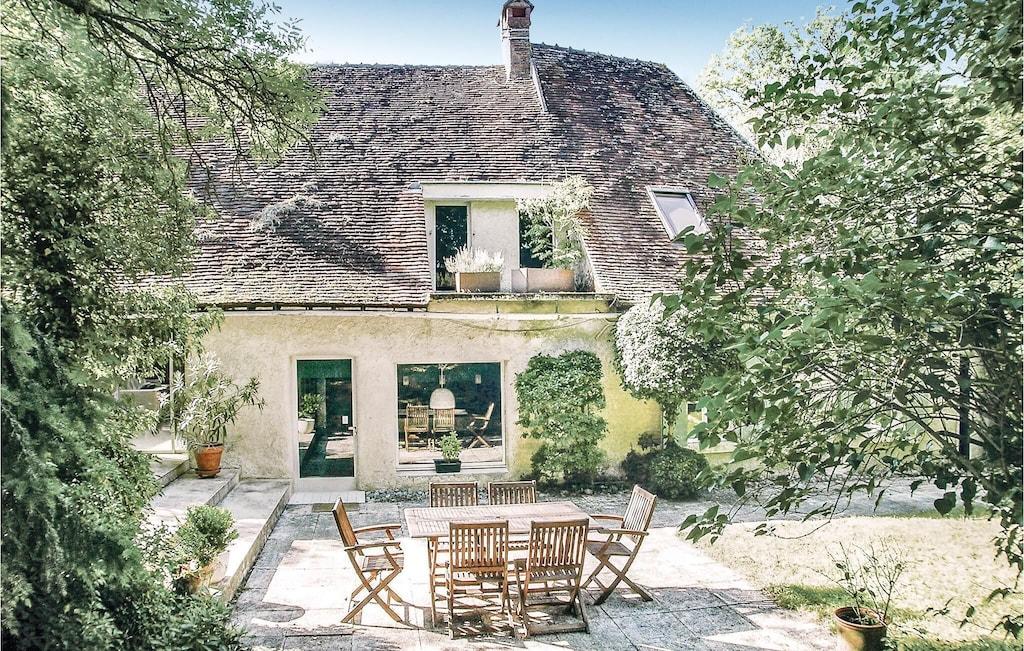 Pet Friendly 4 Bedroom Accommodation in St Georges sur Baulche