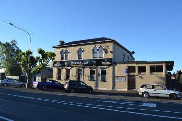 Pet Friendly The Prince Albert Backpackers & Bar