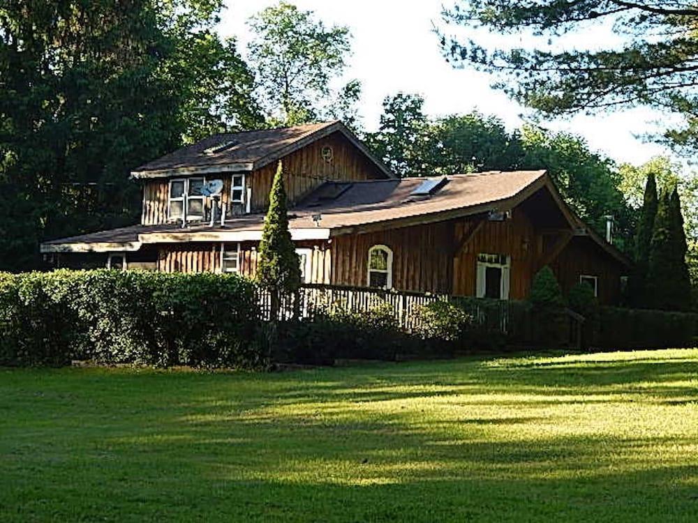 Pet Friendly Catskill Mountain Lodge
