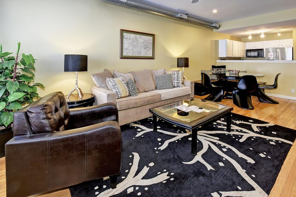 Pet Friendly Lux Townhouse Walk to All