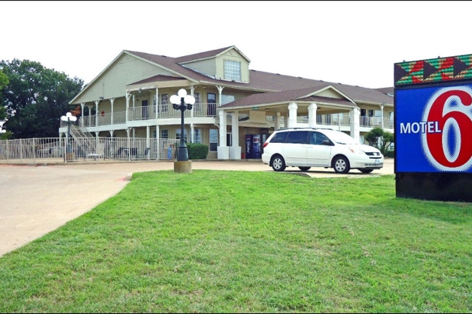 Motel 6 Waxahachie Pet Policy
