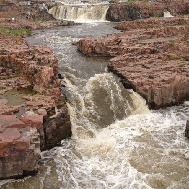 are dogs allowed at falls park in sioux falls