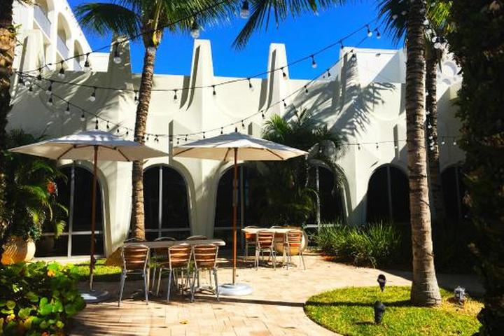 Dog Friendly Restaurants In Vero Beach Fl Bringfido Pet Friendly Bamboo Patio At Costa D Este In Vero Beach