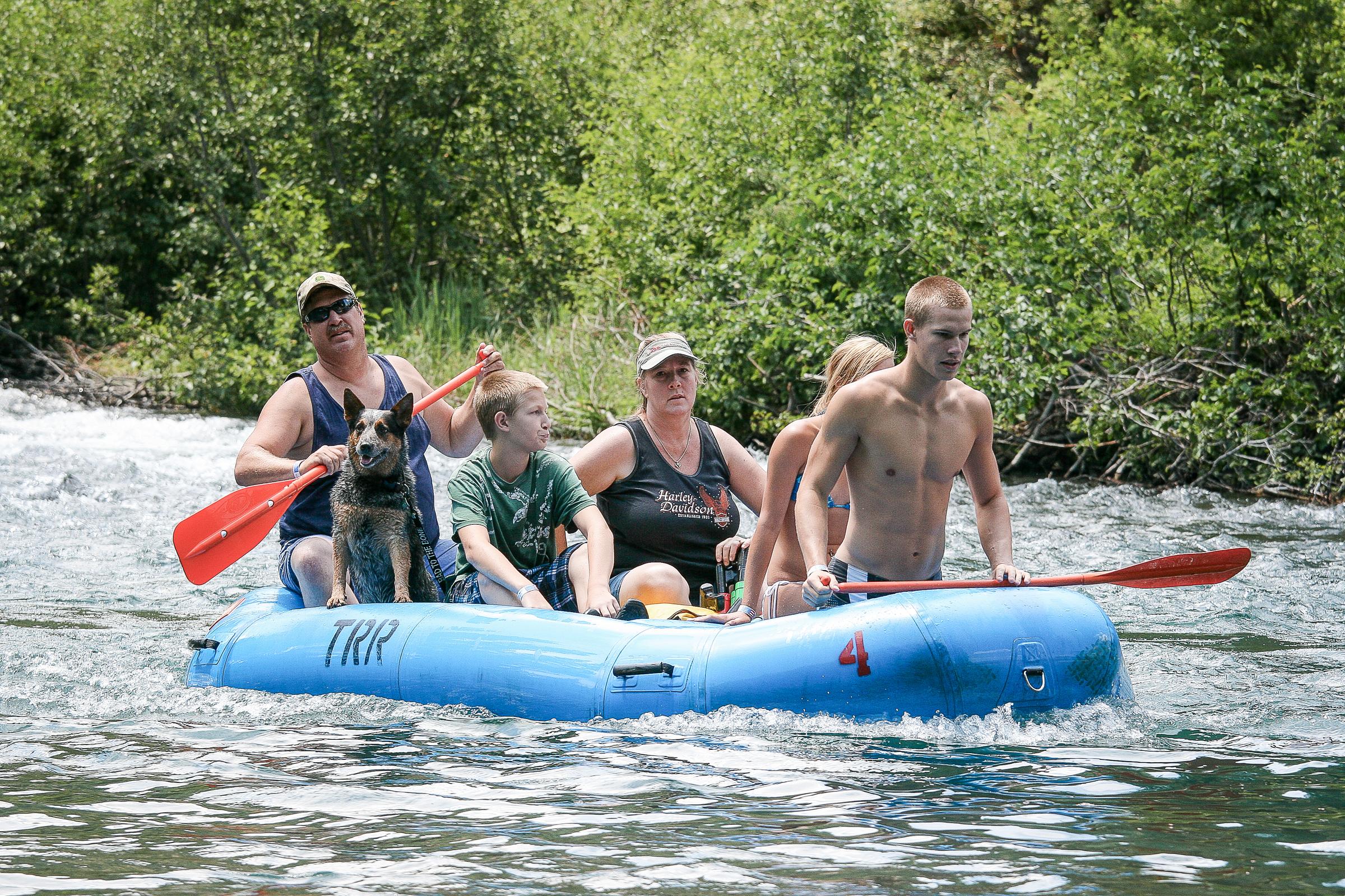 Family and a Dog Raft the Truckee River ⋆ BringFido