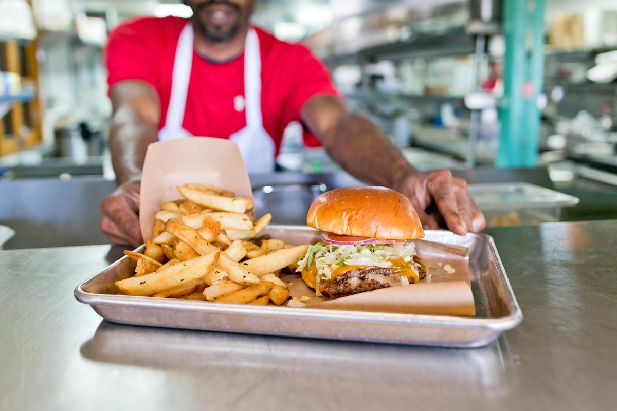 Places to eat that allow dogs near me clearance
