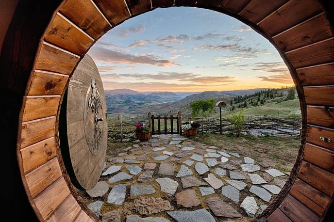 The dog-friendly Underground Hygge in Washington State. Stay at the mystical Underground Hygge with your dog near Moody Canyon in Washington State.