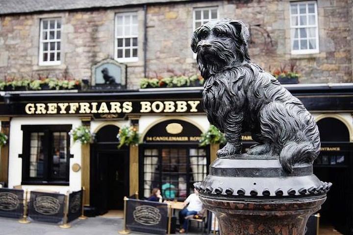 A Dog Statue at Greyfriars Bobby's Bar.