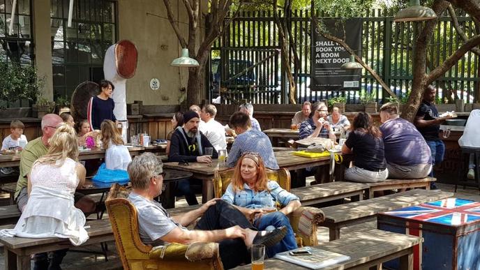 Johannesburg beer garden CaleXico Rock Bar & Grill welcomes dogs. CaleXico Rock Bar & Grill is a hip, dog-friendly vinyl lounge, bar and restaurant in Johannesburg.