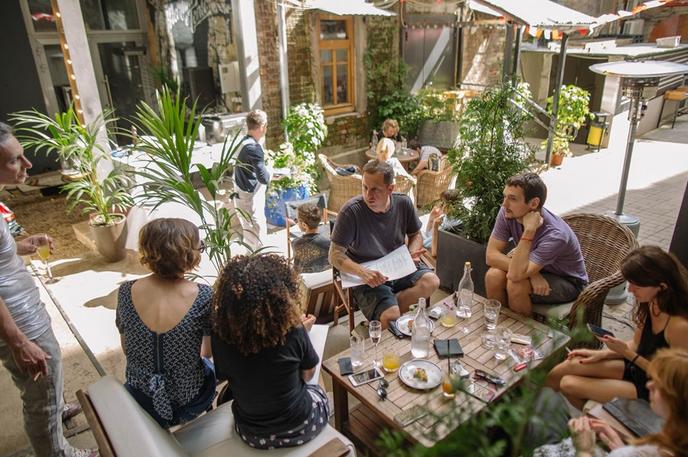 Bring your dog to the pet friendly beer garden at Noor Bar in Moscow. Noor Bar is a cocktail bar and gallery with a pet-friendly beer garden in Moscow, RU.