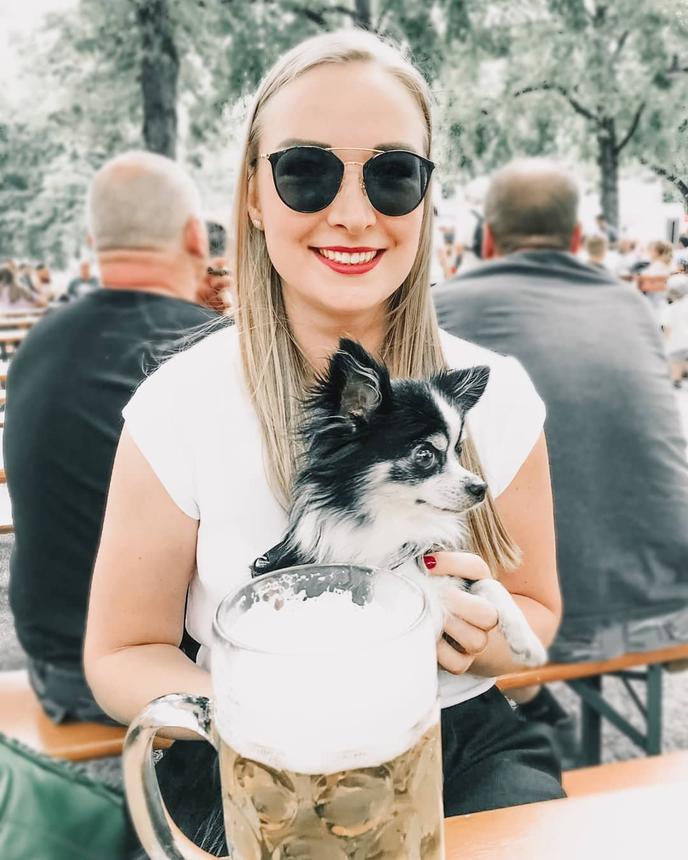 Königlicher Hirschgarten, the largest biergarten in Munich welcomes dogs. Take your dog to Königlicher Hirschgarten, the largest biergarten in Munich.