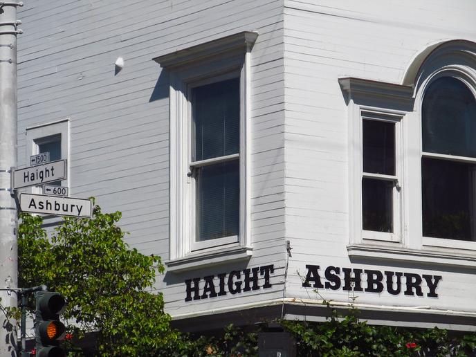Dog-friendly Haunted Haight Walking Tours with the president of the San Francisco Ghost Society. Get a dog-friendly ghost tour of San Francisco with Haunted Haight Walking Tour.
