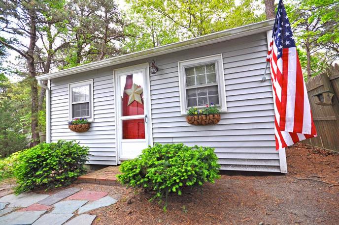 Stay at the pet-friendly Sand Pebble Cottage in Massachusetts. Sand Pebble Cottage is a pet-friendly tiny home for rent.