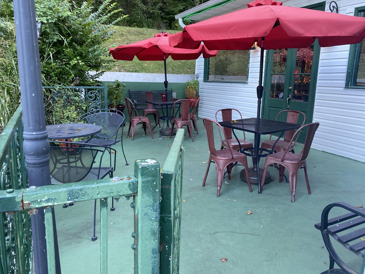 Mr. Gilberti's Place Chicago Pizza restaurant view 4