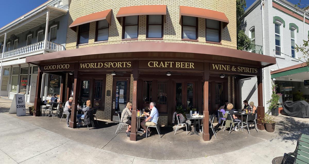Half Wall Craft Beer Hall & Restaurant restaurant view 3