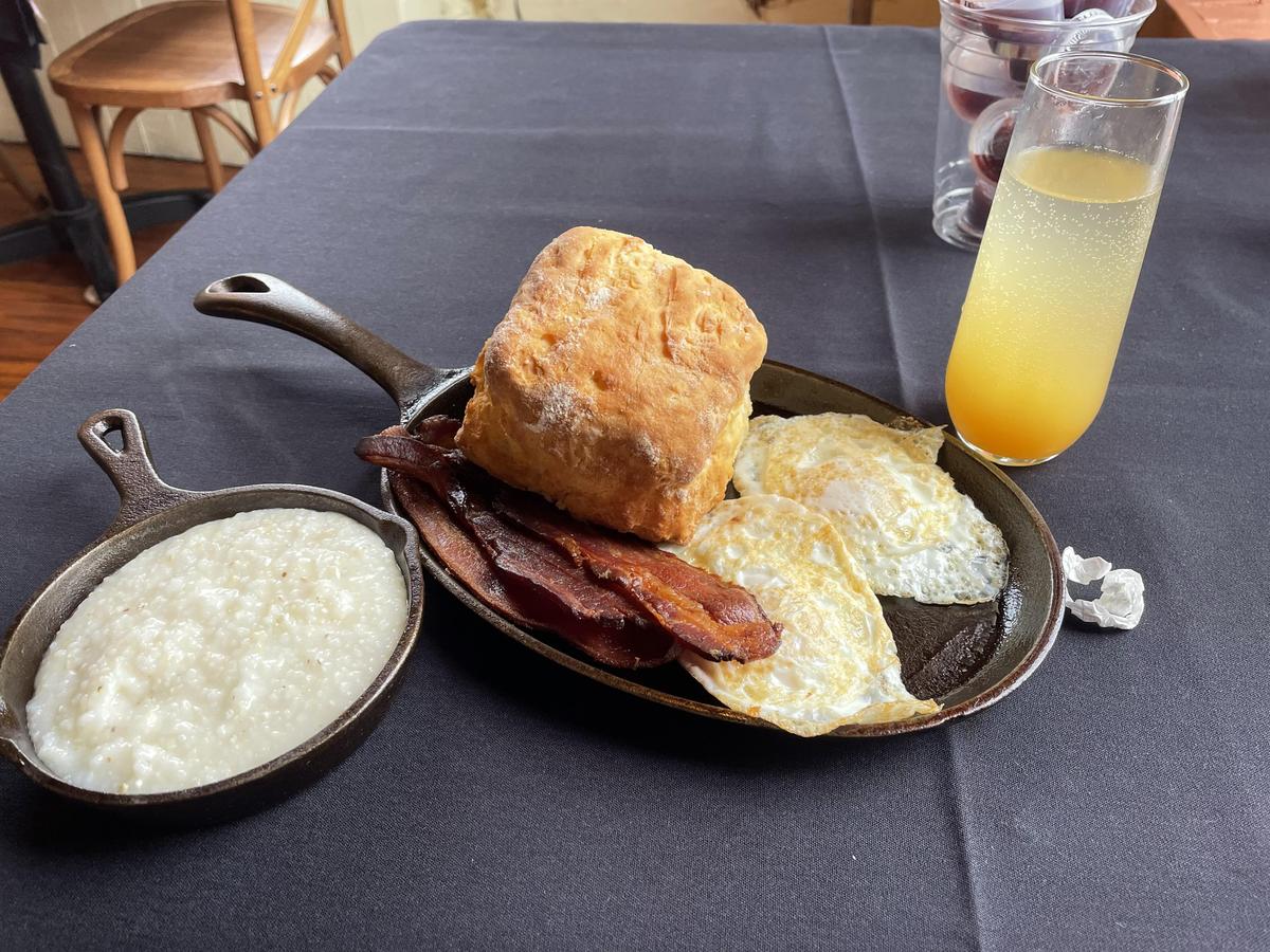 Two Cracked Eggs Cafe restaurant view 4