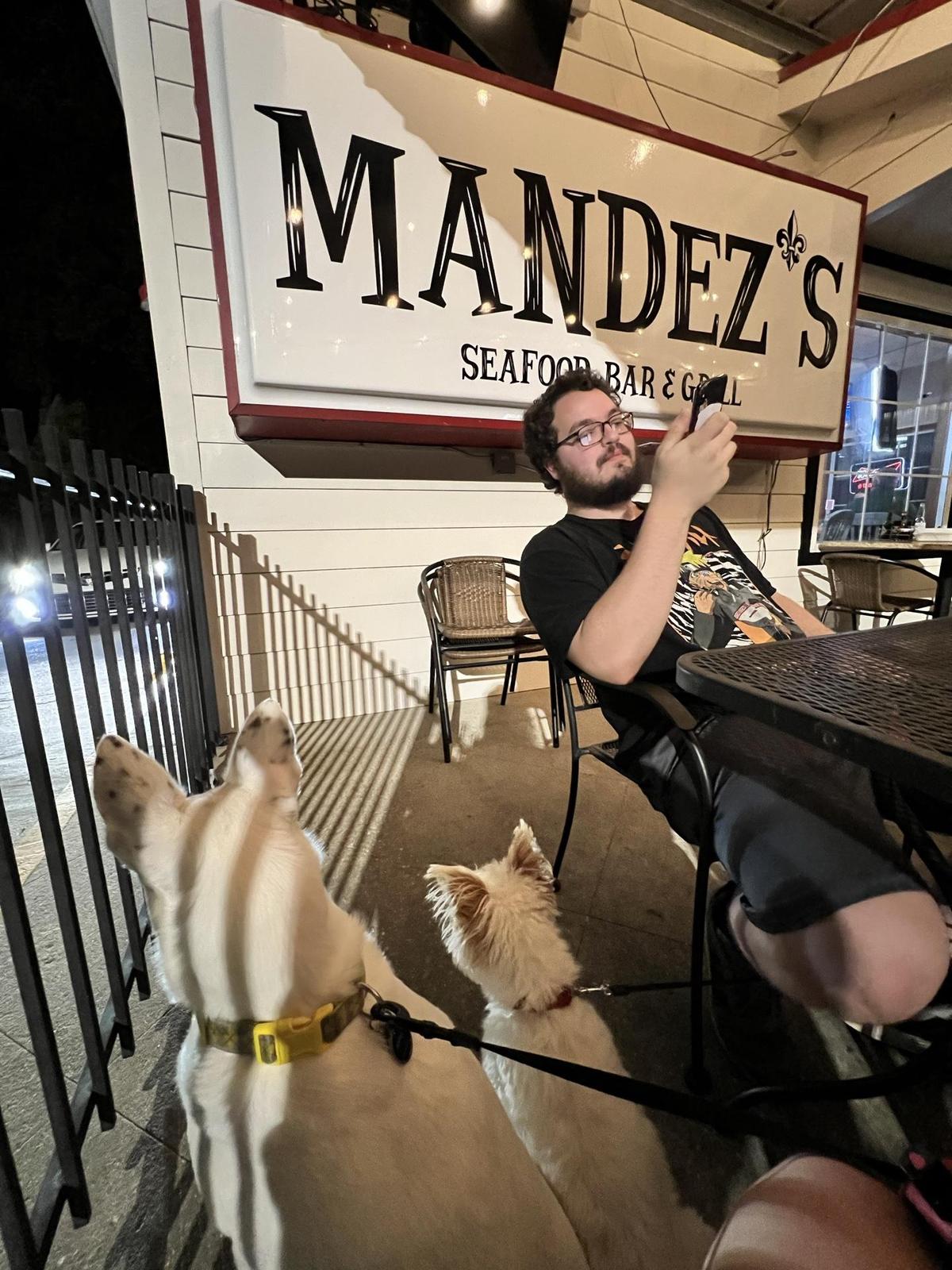 Mandez's Seafood Bar & Grill restaurant view 2