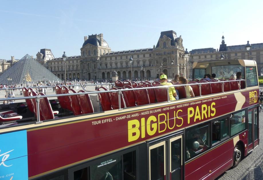 Pet Friendly Big Bus Paris champs elysees