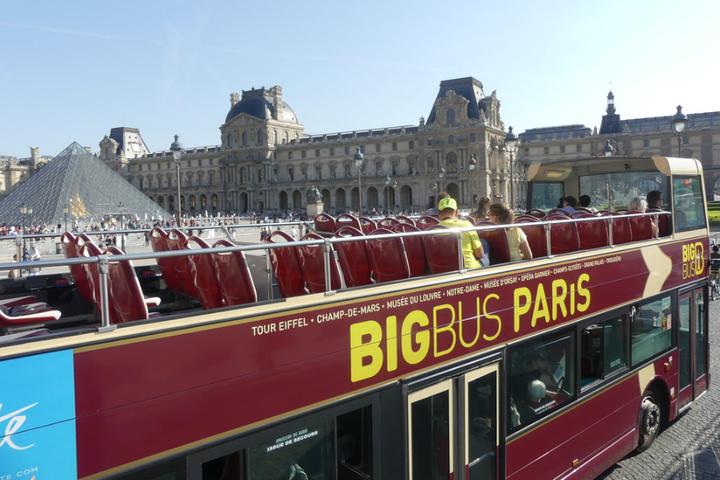 Pet Friendly Big Bus Paris champs elysees