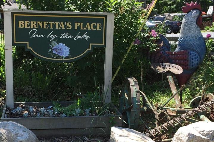 Pet Friendly Bernetta's Place Inn by the Lake