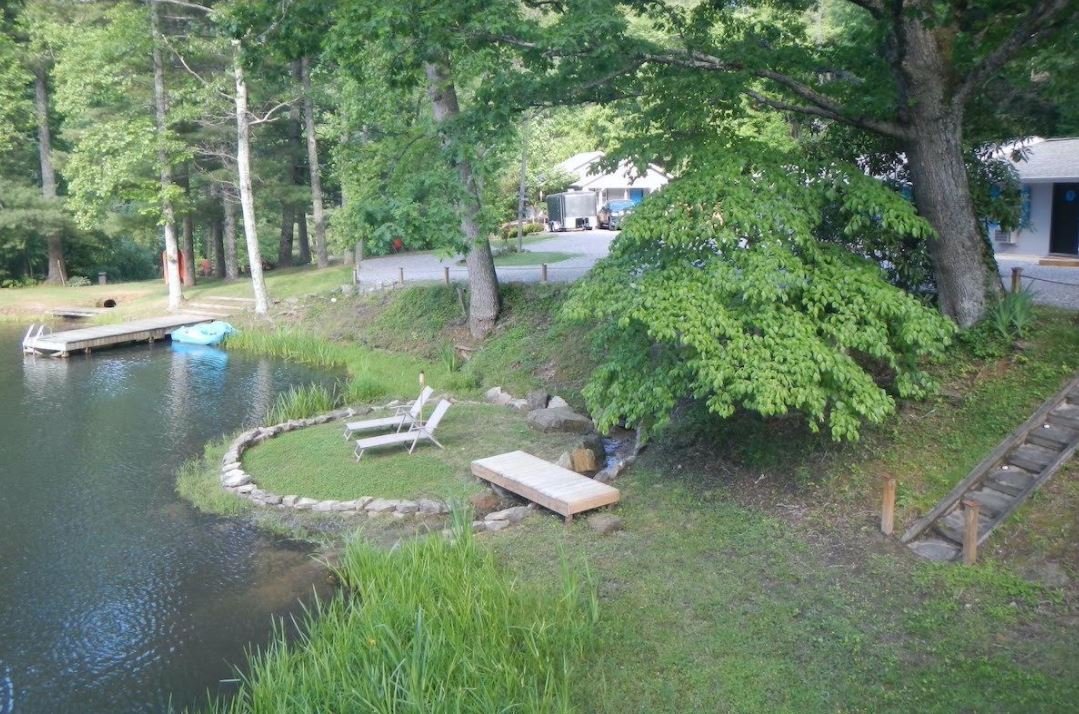 Picture of grounds at 3 B's Inn, Bed, Breakfast & Biscuits, a dog friendly B&B.